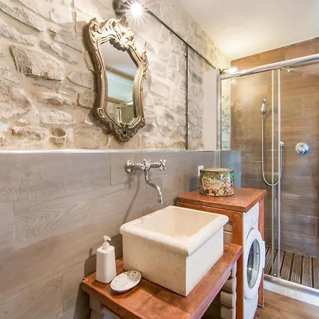 בית נופש Mansion In Vallefoglia With Pool And Panorama SantʼAngelo in Lizzola